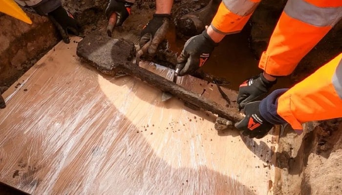 What this 3500-year-old spade reveals about ancient life in England?