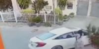 خاتون نے کار چور کو پکڑ لیا، ویڈیو سامنے آگئی 