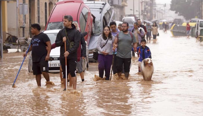 Spain mobilizes 10,000 troops and police for flood rescue