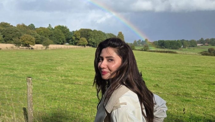 Mahira Khan spreads joy with heartfelt message and stunning photos