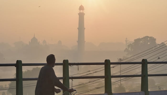 Lahores Air Quality issue: Pakistan calls out India for smog surge