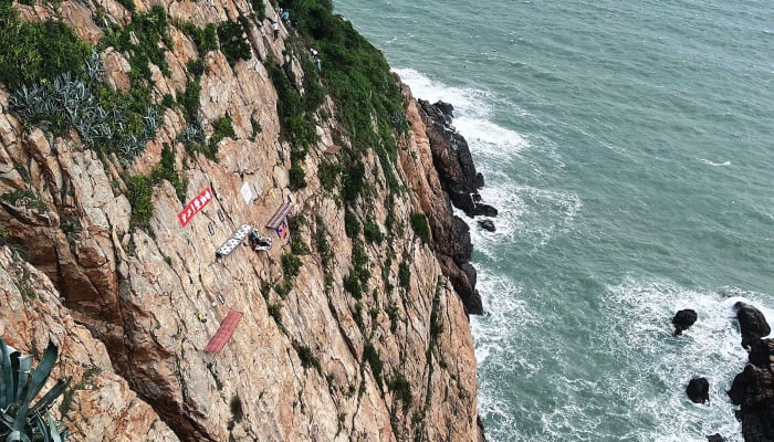 Cliffhanger Coffee of China: Adventurer descends 426- feet for $56 cup