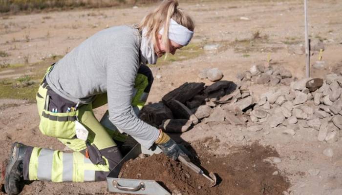 Archaeologists unearth ancient womans grave with mysterious knife in Sweden