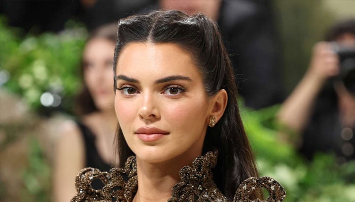 Kendall Jenner ditches blonde locks for short brunette hairdo: SEE