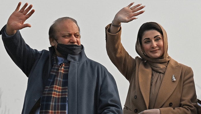 نواز شریف اور مریم نواز وطن واپس پہنچ گئے