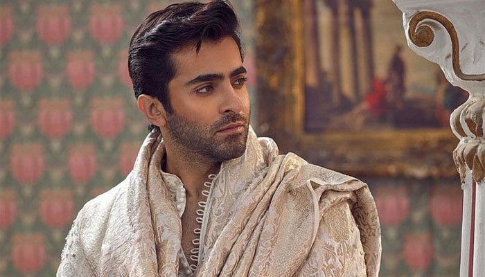 Sheheryar Munawar grabs eyeballs on set of Aye Ishq e Junoon