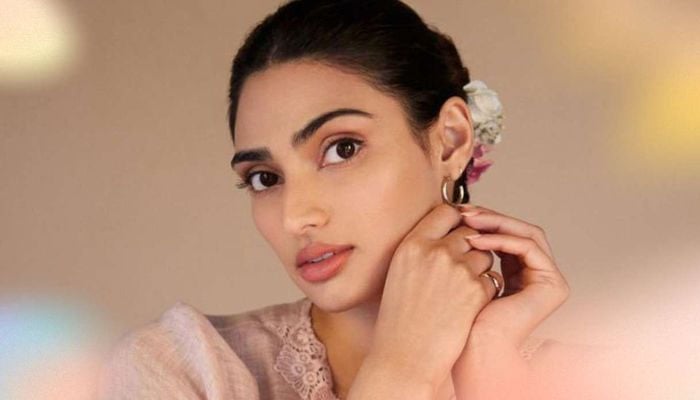 Athiya Shetty jets off to undisclosed location after pregnancy announcement