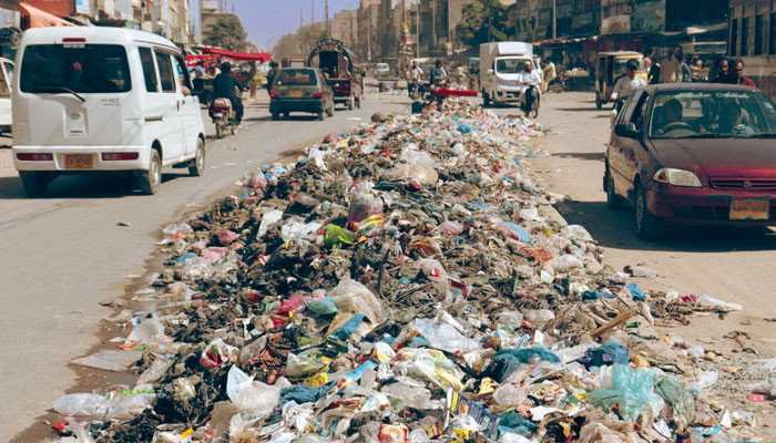 کراچی، کچرا پھینکنے والوں کیخلاف سخت کارروائی کا آغاز