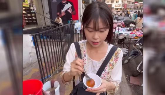 کورین بلاگر کا گلاب جامن کھا کر دلچسپ ردِعمل، ویڈیو وائرل