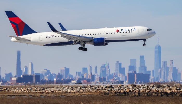 Woman slips past security, boards Delta flight without boarding pass