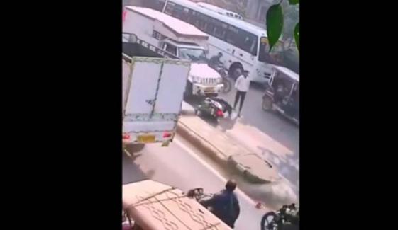 موٹر سائیکل سوار موت کے منہ میں جانے سے بال بال بچ گیا