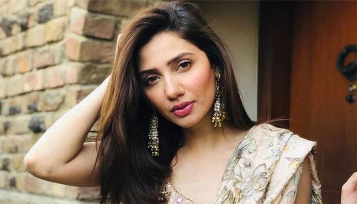 Mahira Khan brings nostalgia with Bin Roye BTS glimpses