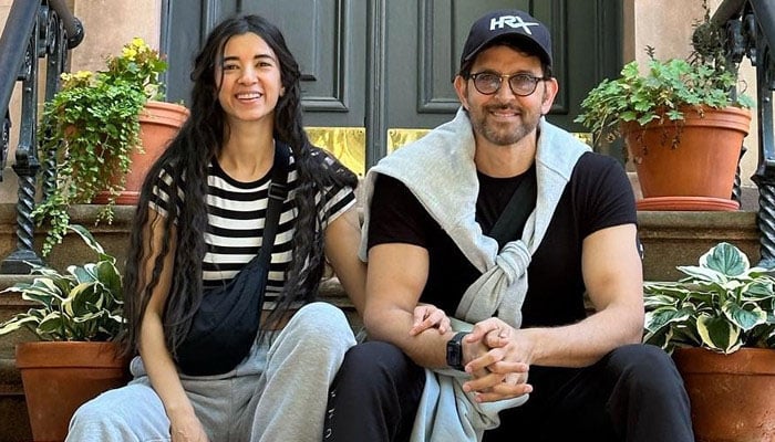 Hrithik Roshan cheers for his girlfriend Saba Azads latest gig