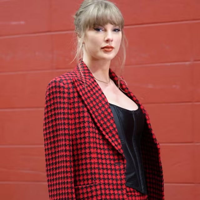 Taylor Swift’s Versace game-day outfit: