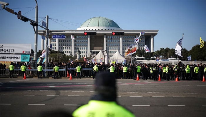 مواخذے کے موقع پر مظاہرین اسمبلی کے باہر جمع ہیں(تصویر سوشل میڈیا)۔