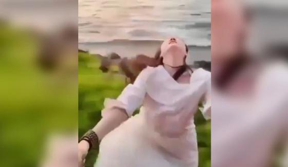 چینی لڑکی سری لنکا میں سیلفی لیتے ٹرین سے گر گئی