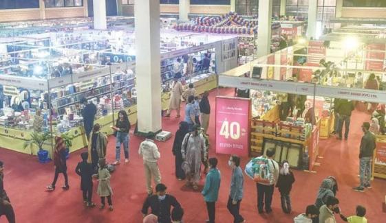 کراچی ایکسپو سینٹر میں عالمی کتب میلے میں عوام کی بھرپور دلچسپی