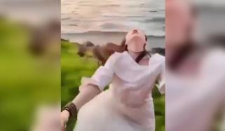 چینی لڑکی سری لنکا میں سیلفی لیتے ٹرین سے گر گئی