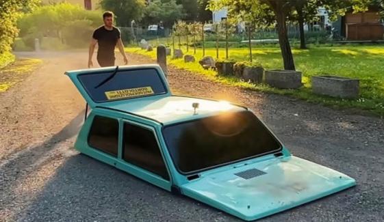 زمین میں دھنسی کار چلتی دیکھ کر سب حیران