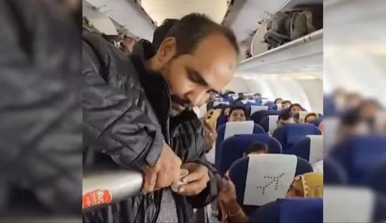 فلائٹ میں مسافر کی چائے پیش کرنے کی ویڈیو وائرل