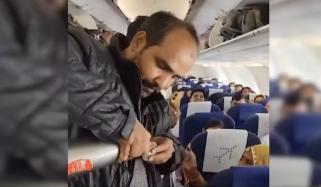 فلائٹ میں مسافر کی چائے پیش کرنے کی ویڈیو وائرل