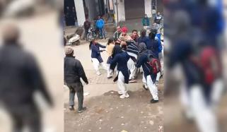 ایک ہی لڑکے کو پسند کرنے والی طالبات آپس میں گتم گتھا ہوگئیں