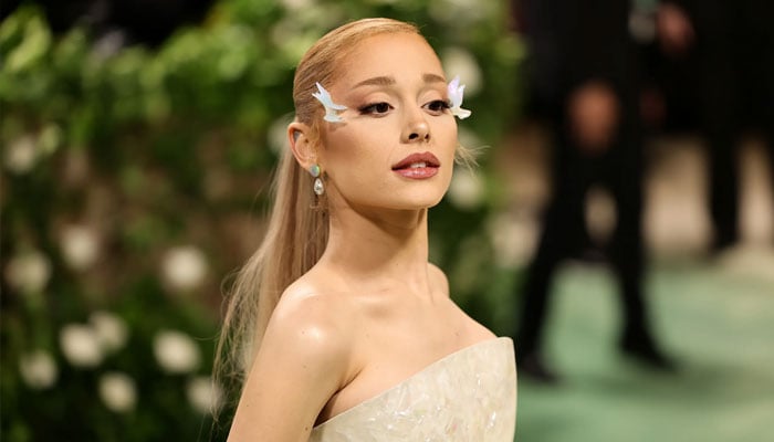 Ariana Grande thanks botox in her Rising Star award acceptance speech