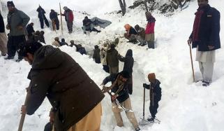 استور میں شدید برف باری سے نظام زندگی متاثر