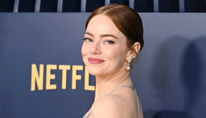 Emma stone introduces new hair look at 2025 Golden Globes