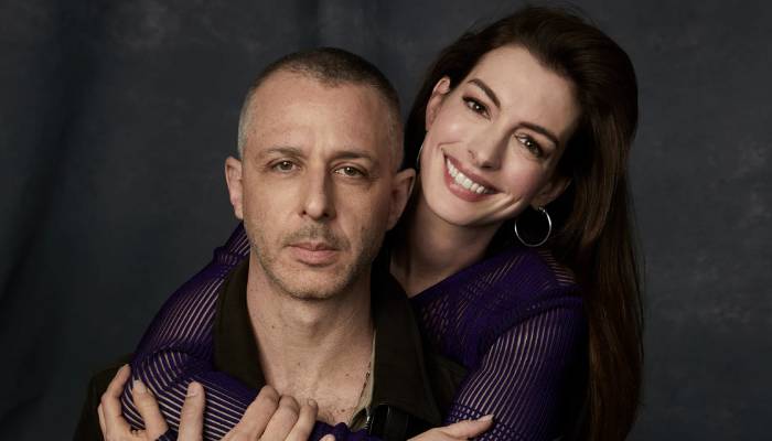 Anne Hathaway wittily cheers Jeremy Strong after Golden Globe failure