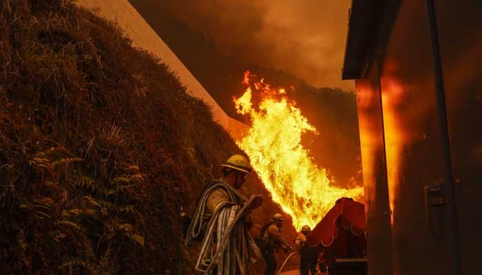 California wildfire forces residents to evacuate amid destructive winds