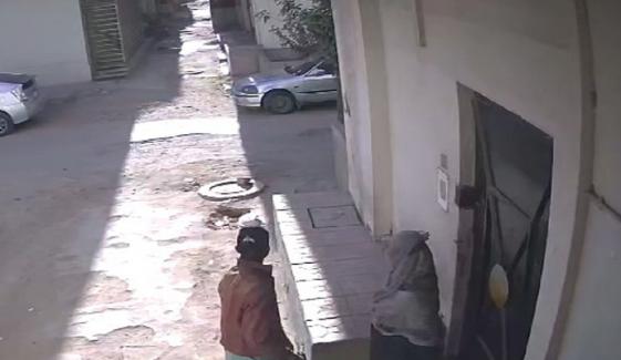 کراچی: خاتون نے ہمت دکھا کر ڈاکو کو دوڑا دیا