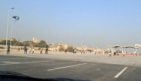 ملیر ایکسپریس وے، کرکٹ میچ، موٹر سائیکلوں، پیدل افراد کا مٹر گشت