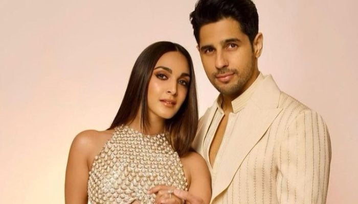 Sidharth Malhotra, Kiara Advani depart Mumbai in style: Watch