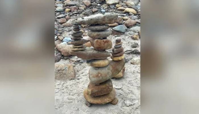 Mysterious artist wows beachgoers with stunning colorful stone sculpture