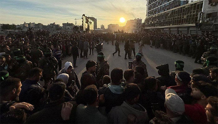 فلسطینی مزاحمتی تنظیم حماس کے عسکری ونگ القسام کے مزاحمت کاروں نے  ہزاروں لوگوں کی موجودگی میں اسرائیلی یرغمالی خواتین کو ریڈ کراس کے حوالے کیا۔ فوٹو: القدس