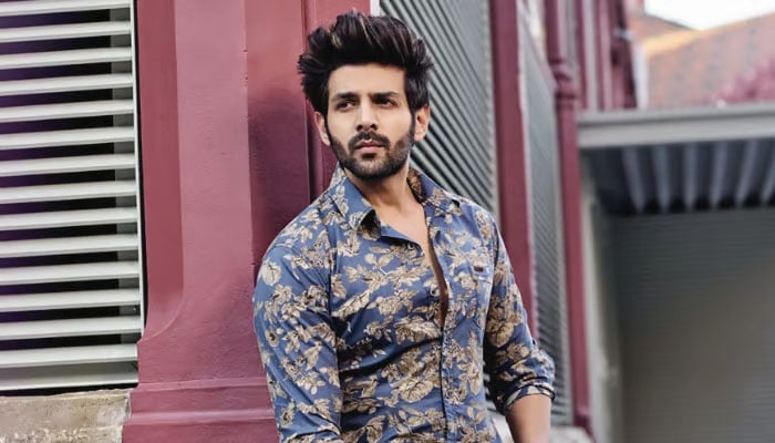 Kartik Aaryan vibes to Coldplays sky full of stars at his college campus