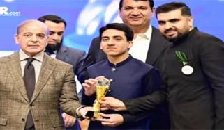 وزیراعظم شہباز شریف نے کم عمر آرگنائزیشن ہیڈ علی سیف کو ایوارڈ سے نوازا 