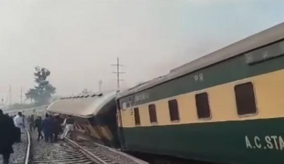کراچی جانیوالی شالیمار ایکسپریس کے حادثے کی ویڈیو سامنے آگئی