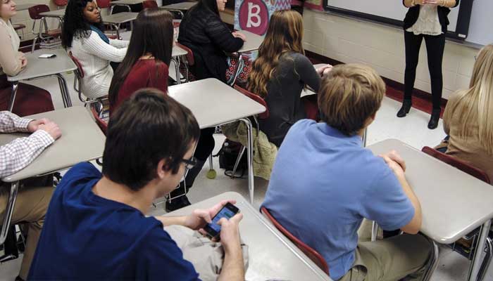 Brazil joins several countries in restricting phone use at schools