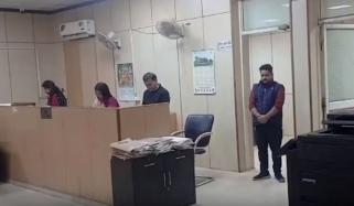 بھارت: بزرگ کی مدد میں تاخیر پر پورے محکمے کو 20 منٹ کھڑا ہونے کی سزا