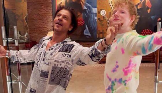 شاہ رخ خان نے ایڈ شیرن کو اپنا ’آئیکونک پوز‘ سکھا دیا