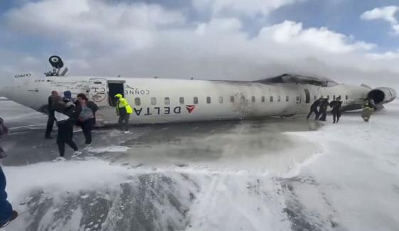 ٹورنٹو: طیارے کے اُلٹنے کی ویڈیو سامنے آ گئی