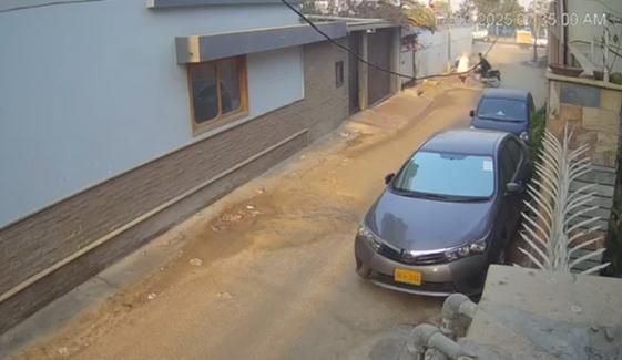 کراچی: ملیر میں خاتون سے ڈکیتی کی کوشش کی ویڈیو سامنے آ گئی