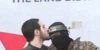 اسرائیلی یرغمالی نے حماس کے اہلکاروں کی پیشانی چوم لی