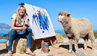 دنیا کی واحد مصور بھیڑ اغواء، ڈھونڈنے پر 50 ہزار پاؤنڈ کا انعام