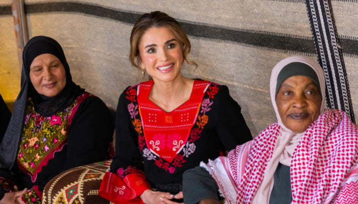 Queen Rania slips into traditional thobe to visit Al-Quwayrah center