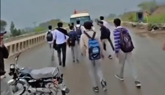 چنیوٹ: طلبہ نے دوست کی سالگرہ کی مبارکباد بسوں پر لکھ دی، ویڈیو وائرل