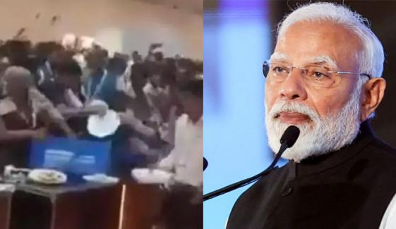 نریندر مودی کی موجودگی میں لوگ کھانے پر ٹوٹ پڑے