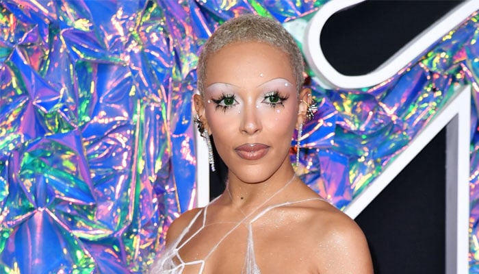 Doja Cat sparkles in 1 million crystals during James Bond tribute at Oscars 2025